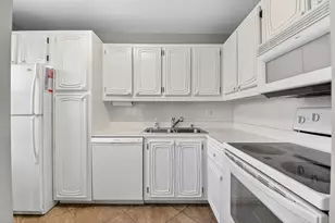 18 Colonial Club Dr, Boynton Beach, FL 33435 - Photo 13