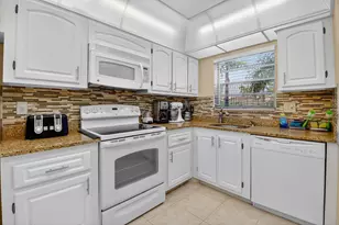 3810 Via Poinciana, Lake Worth, FL 33467 - Photo 5