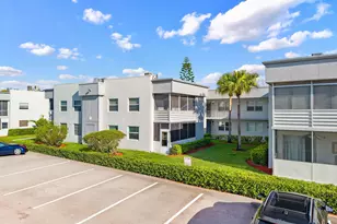 932 Flanders T, Delray Beach, FL 33484 - Photo 3