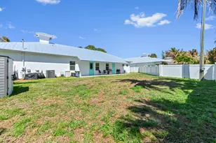 443 SE Dolphin Dr, Stuart, FL 34996 - Photo 23