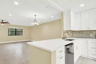 10 Bay Cedar Ct, Royal Palm Beach, FL 33411 - Photo 5