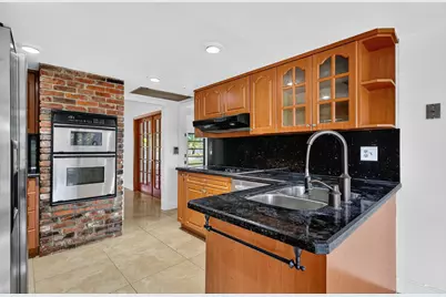 19811 W Oakmont Drive, Hialeah, FL 33015 - Photo 9