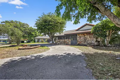 19811 W Oakmont Drive, Hialeah, FL 33015 - Photo 39