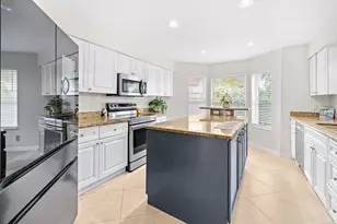 218 W Canterbury Dr W, Palm Beach Gardens, FL 33418 - Photo 9