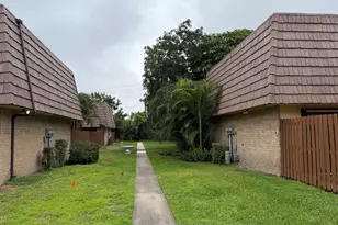 882 Springdale Cir, Palm Springs, FL 33461 - Photo 1