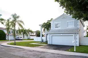 621 Lakeshore Terrace, Davie, FL 33325 - Photo 1