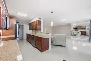 108 Half Moon Cir, Hypoluxo, FL 33462 - Photo 9