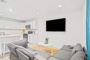 565 Lilac Ct, West Palm Beach, FL 33407 - Photo 9