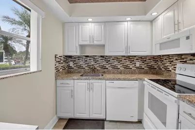 204 Flanders E, Delray Beach, FL 33484 - Photo 5