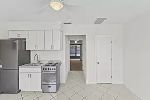908 Villas Dr, Venice, FL 34285 - Photo 5