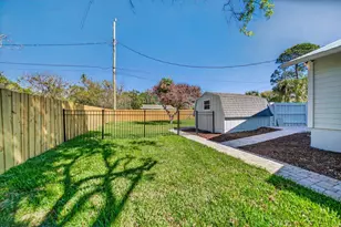 2366 SE Country Club Ln, Stuart, FL 34996 - Photo 13