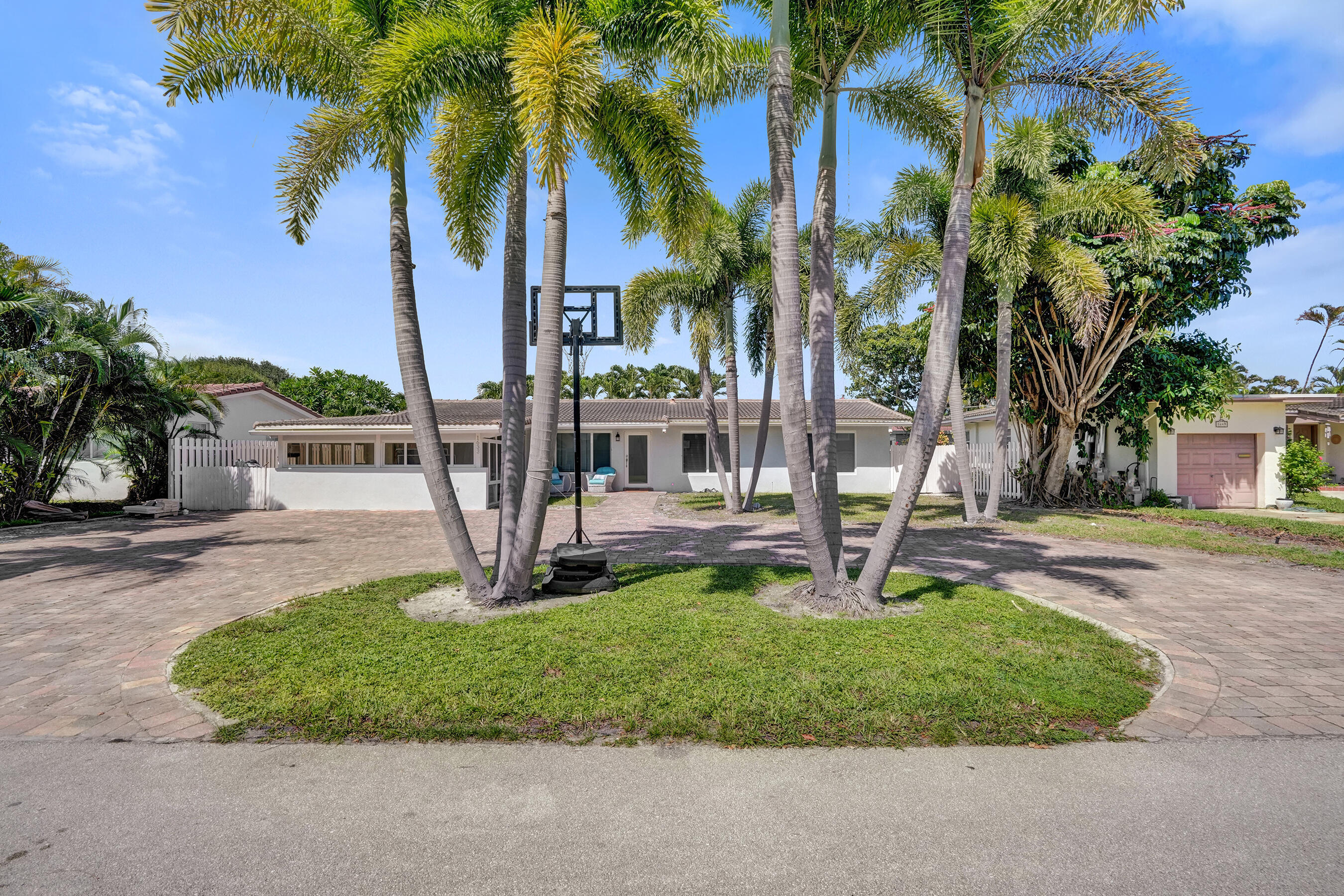 1633 SE 5th Ct main architectural view