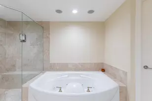 20201 E Country Club Dr, Aventura, FL 33180 - Photo 27