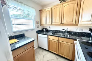 328 Farnham P, Deerfield Beach, FL 33442 - Photo 7