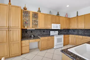 13738 Plaza Mayor Dr, Delray Beach, FL 33446 - Photo 11