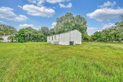 585 NW Avenue D, Moore Haven, FL 33471 - Photo 15