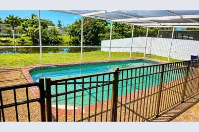 8528 Windsor Drive, Miramar, FL 33025 - Photo 9