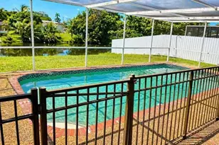 8528 Windsor Dr, Miramar, FL 33025 - Photo 9