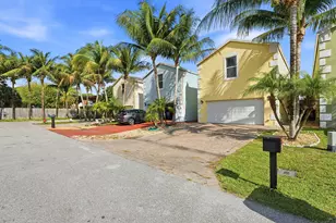 3221 John's Pl, Palm Springs, FL 33461 - Photo 3