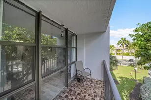 1000 Parkview Dr, Hallandale Beach, FL 33009 - Photo 25