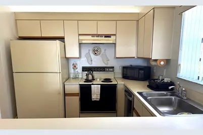 302 Liberty Court, Deerfield Beach, FL 33442 - Photo 5