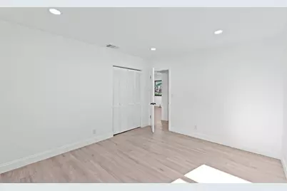 699 NE 40th Street, Oakland Park, FL 33334 - Photo 23