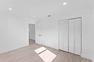 699 NE 40th St, Oakland Park, FL 33334 - Photo 21