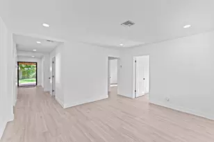 699 NE 40th St, Oakland Park, FL 33334 - Photo 11