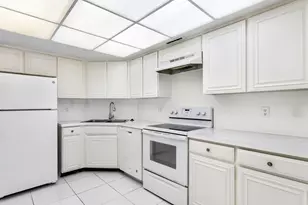 2425 Presidential Way Way, West Palm Beach, FL 33401 - Photo 13