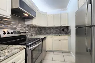 555 SE 8th St, Deerfield Beach, FL 33441 - Photo 5