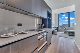 20 NE 11th St, Miami, FL 33132 - Photo 9