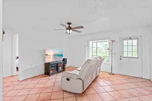 322 Knotty Pine Cir, Greenacres, FL 33463 - Photo 9