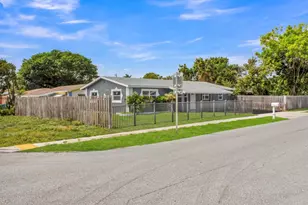 915 SW 3rd St, Boynton Beach, FL 33435 - Photo 3