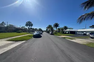 521 E Redwood Dr, Lake Park, FL 33403 - Photo 21