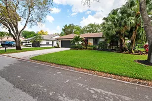 9077 NW 49th Pl, Coral Springs, FL 33067 - Photo 3