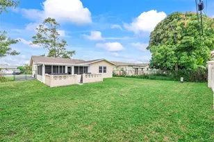 9804 NW 70th St, Tamarac, FL 33321 - Photo 11