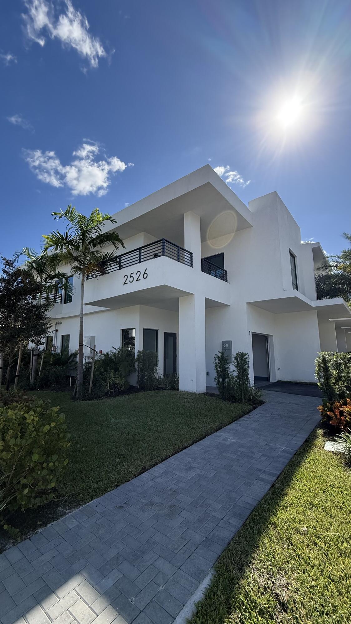 2526 Pierce St #4 - 2526 Pierce St #4, Hollywood, FL 33020 Luxury Property | Jose Angel Pina