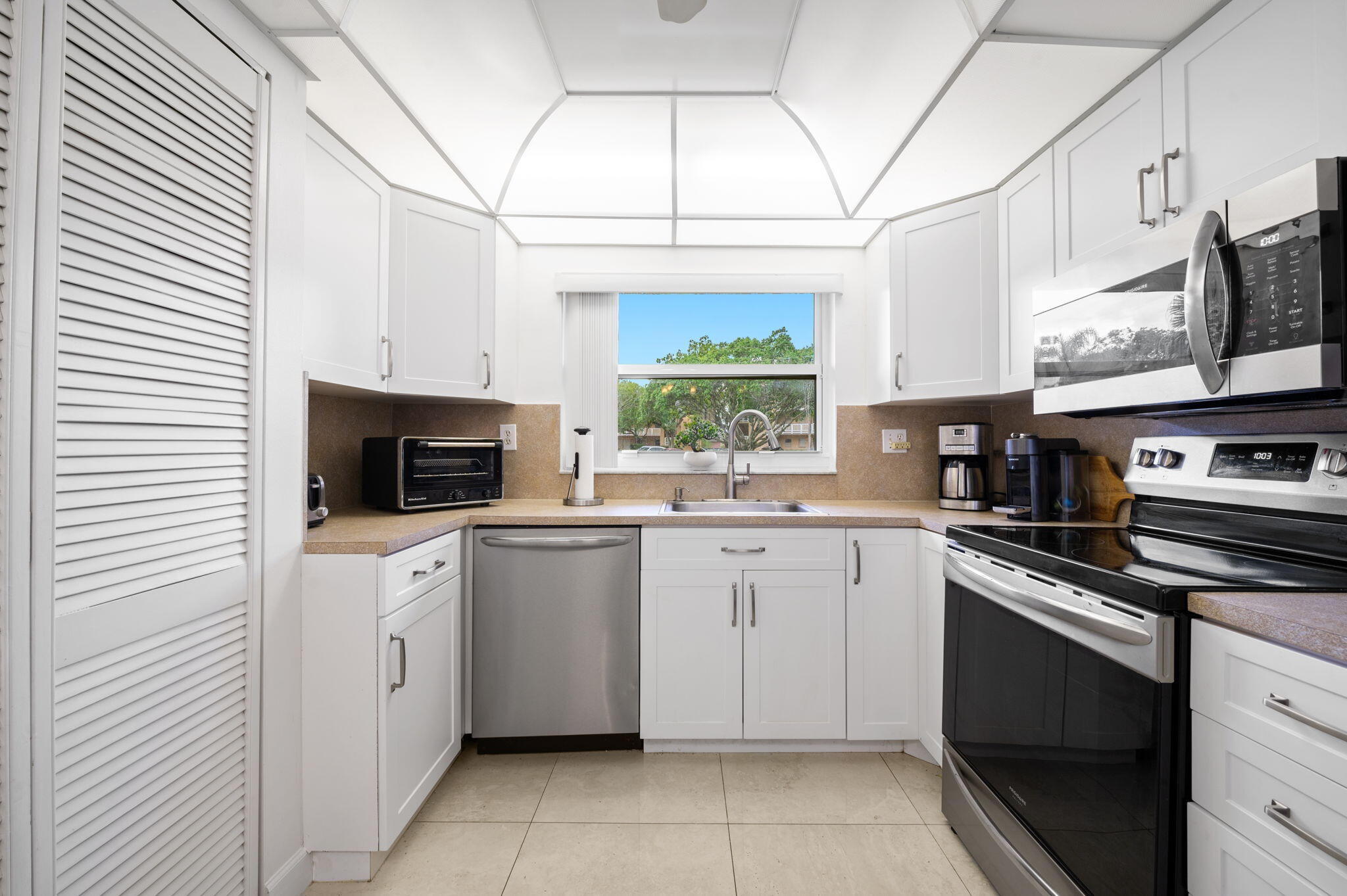 9330 Sunrise Lakes Blvd #104 - 9330 Sunrise Lakes Blvd #104, Sunrise, FL 33322 Luxury Property | Jose Angel Pina