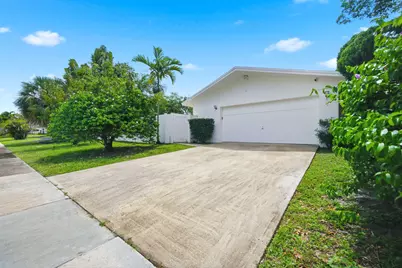 321 E Chaminade Drive, Hollywood, FL 33021 - Photo 11