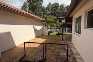 15061 Norfolk Ln, Davie, FL 33331 - Photo 19