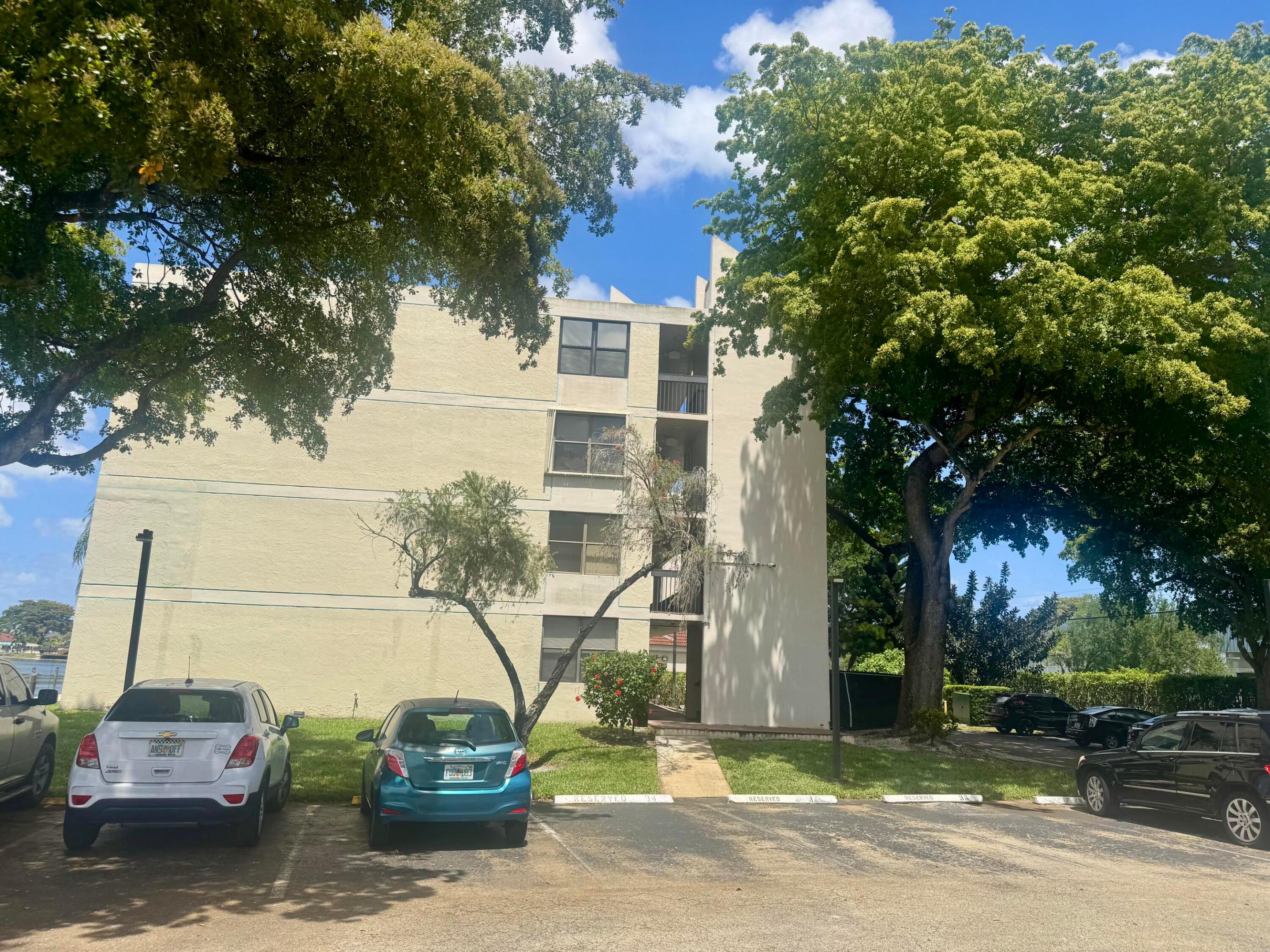 110 Lake Emerald Dr #404 main architectural view