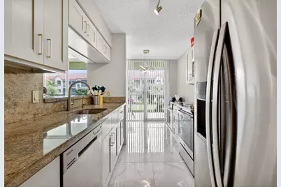 110 Half Moon Circle #D2, Hypoluxo, FL 33462 - Photo 5
