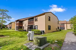 402 Lakeview Dr E, Royal Palm Beach, FL 33411 - Photo 1