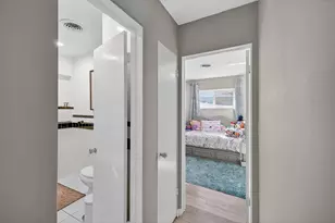 1570 NE 30th Pl, Oakland Park, FL 33334 - Photo 33