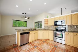 7039 Golf Pointe Cir, Tamarac, FL 33321 - Photo 11