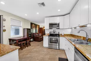 1010 Churchill Cir S, West Palm Beach, FL 33405 - Photo 9