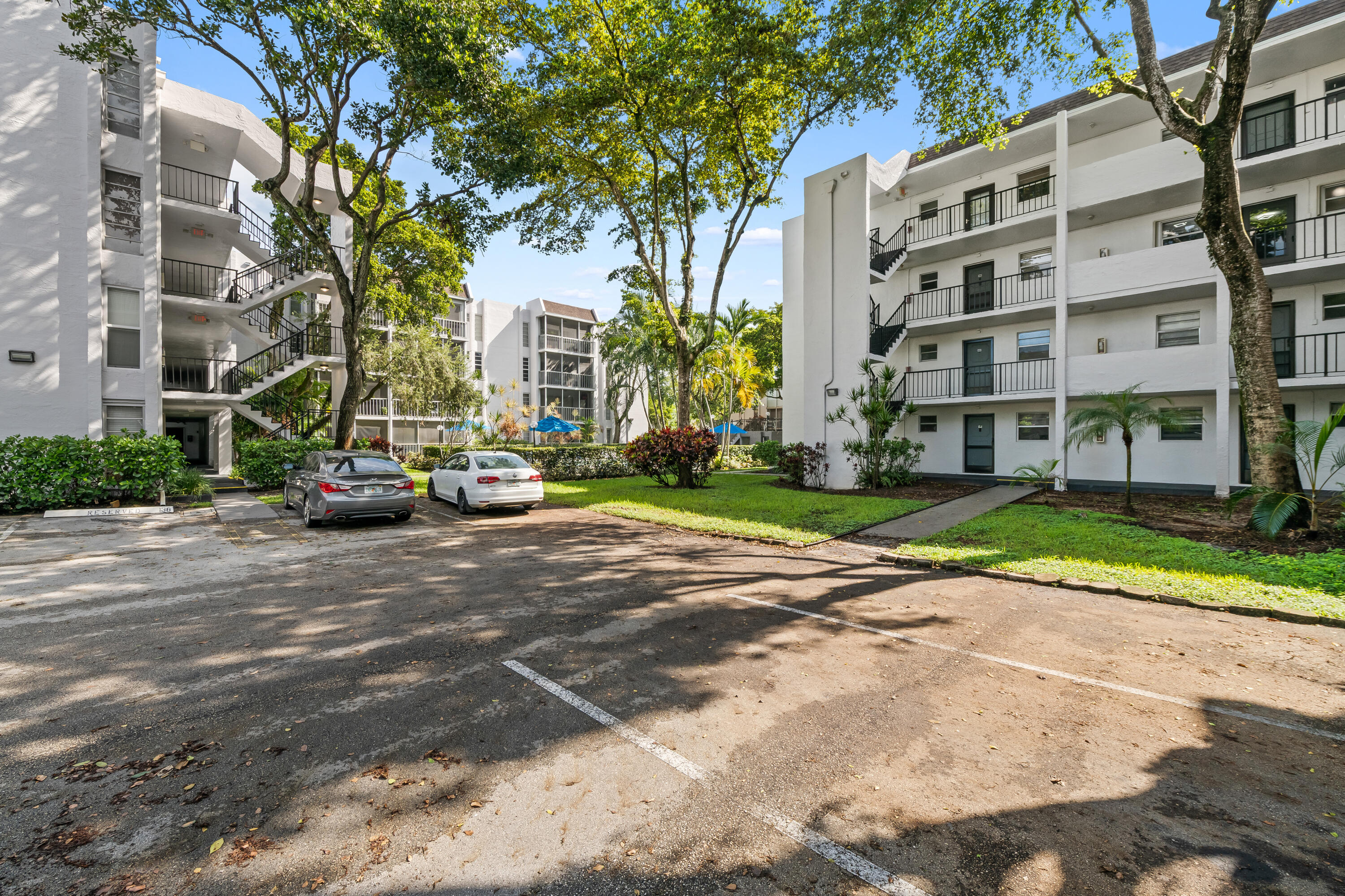 471 N Pine Island Rd #302d main architectural view