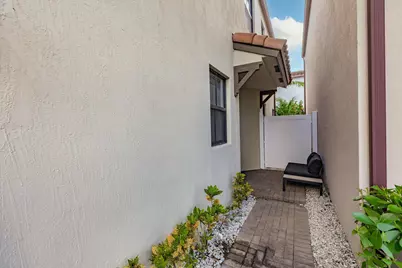 6026 Pine Tree Way #6026, Riviera Beach, FL 33410 - Photo 5