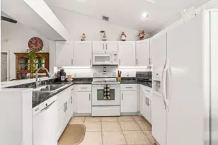 25 Wyndham Ln, Palm Beach Gardens, FL 33418 - Photo 13