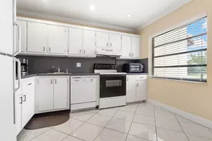 21218 Lago Cir, Boca Raton, FL 33433 - Photo 13